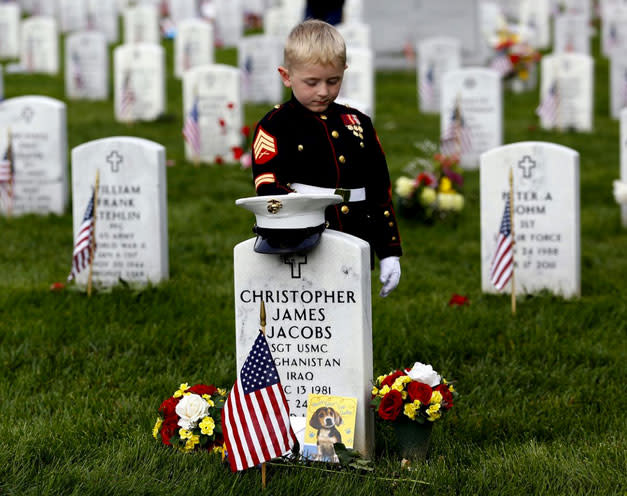 <p>Der fünfjährige Christian Jacobs steht während des "Memorial Day" am Grab seines Vaters. Der US-Marine war im Jahr 2011 bei einer Übungseinheit tödlich verunglückt. (Bild: Carolyn Kaster/AP) </p>