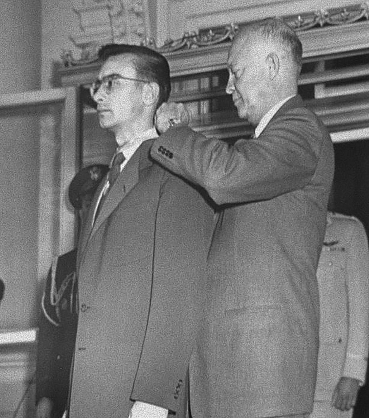 President Dwight Eisenhower puts the Congressional Medal of Honor around the neck of Robert Simanek in 1953 for valor in the Korea War. 06/21/00