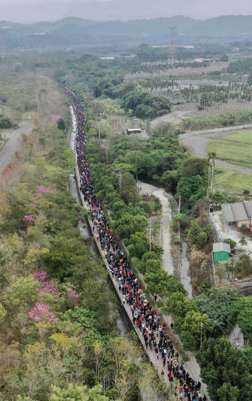 紫南宮發送錢母時，排隊人龍非常壯觀。（圖／紫南宮提供）