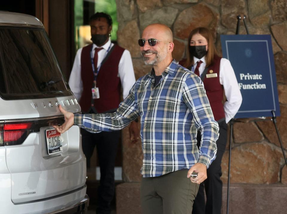Uber CEO Dara Khosrowshahi opens tailgate of SUV outside Sun Valley conference
