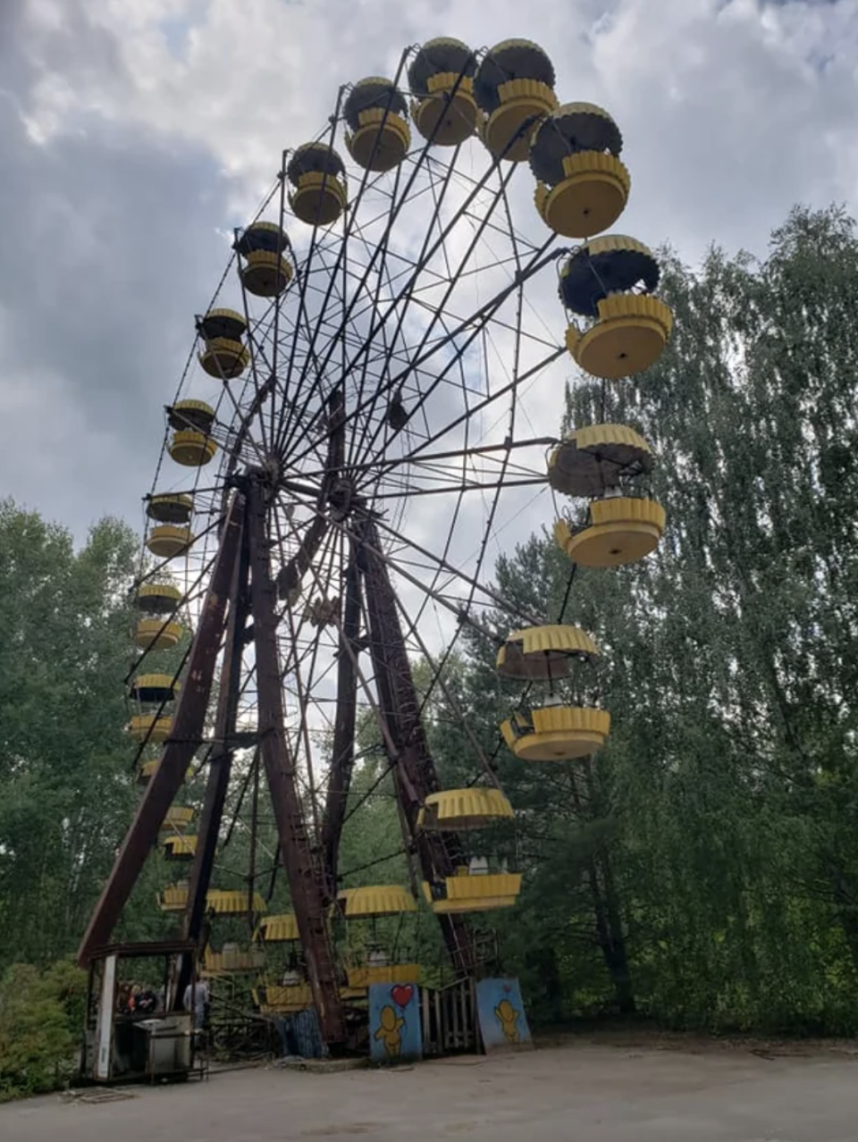 An inoperable Ferris wheel
