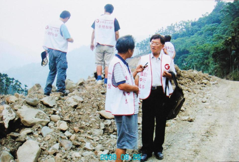 遇到國內外重大天災，善願愛心協會也會出動協助，八八風災時曾南下發放物資。（善願提供）