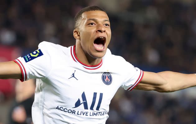 D'après plusieurs médias ce samedi 21 mai, Kylian Mbappé a pris la décision de rester au Paris Saint-Germain, après des mois de rumeurs l'envoyant du côté du Real Madrid (photo prise à l'occasion du match de Ligue 1 entre Strasbourg et le PSG, le 29 avril dernier). (Photo: John Berry / Getty Images)