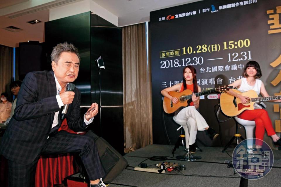 陳昇（左）之前出席公開場合的表情常有一股雲遊的藝術家氣息，對話起來風格也屬於無厘頭那款。