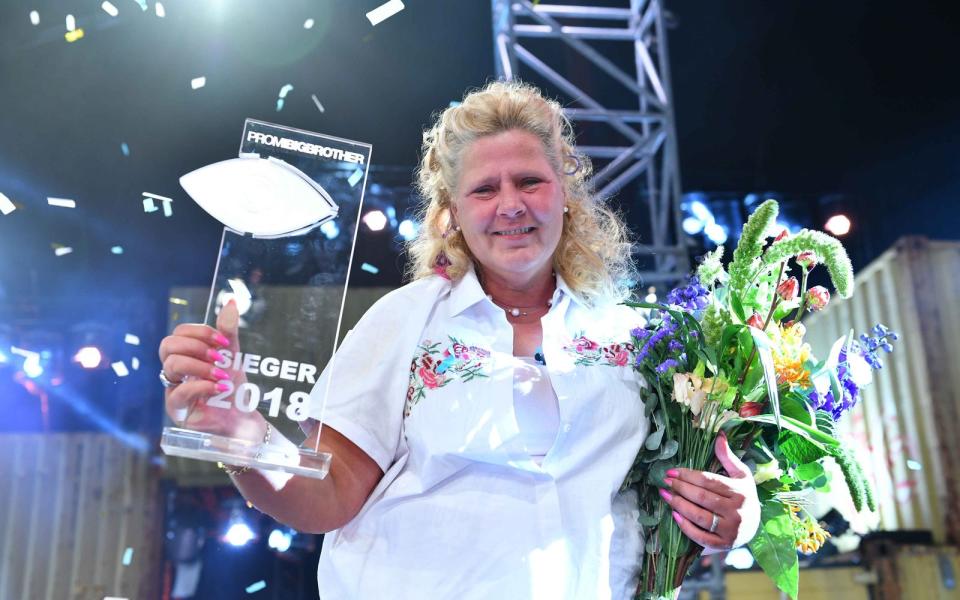 Der Mop kam wohl gut an: Mit 57,1 Prozent der Zuschauerstimmen trug Silvia Wollny den Titel "Promi Big Brother"-Gewinnerin 2018 nach Hause. Als sie den Pokal entgegennahm, rief sie mit tränenerstickter Stimme: "Wir bauen was auf! Wir gemeinsam!" Und tatsächlich - Silvia spendete die Siegprämie von 100.000 Euro an eine Stiftung. (Bild: SAT.1)