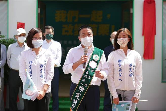 民進黨提名苗栗縣長參選人徐定禎頭份競選總部21日上午正式掛牌運作，徐定禎的老婆、女兒都同台露臉。（徐定禎競選總部提供／謝明俊苗栗傳真）