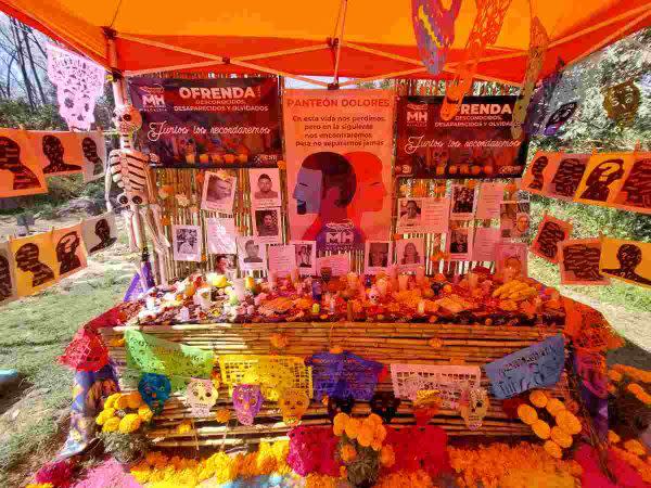 Familiares y amigos colocan ofrenda a personas fallecidas en situación de calle, quienes se encuentran en la fosa común del Panteón de Dolores.