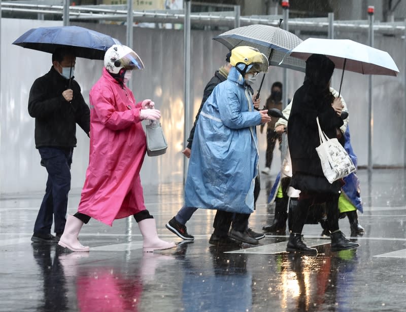 強烈大陸冷氣團及華南雲雨區影響，全台濕冷，北部低溫下探至攝氏10。（中央社資料照）