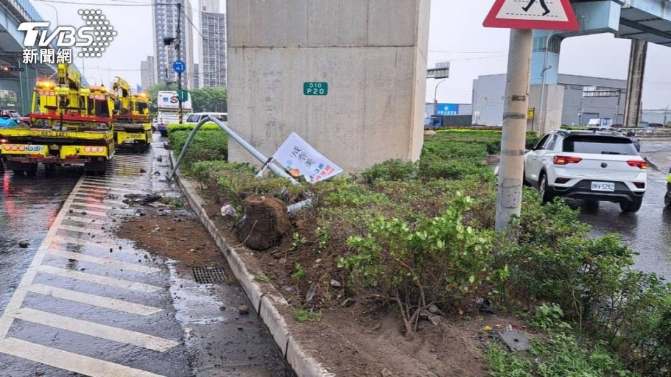 分隔島旁路燈也遭波及斷裂。（圖／TVBS）