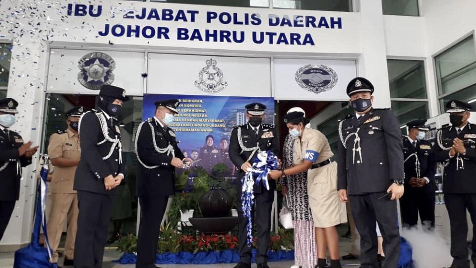 National Anti-Drug Agency (Nada) director-general Datuk Seri Zulkifli Abdullah (centre), accompanied by Johor deputy police chief Datuk Khaw Kok Chin (second left) and Johor Baru Utara district police chief Assistant Commissioner Rupiah Abd Wahid (left) officiating the Johor Baru North district police headquarters in Johor Baru December 1, 2020. — Picture by Ben Tan