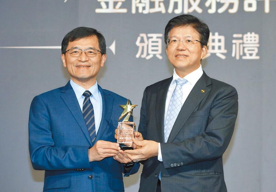 經濟部次長何晉滄（圖左）頒獎給兆豐銀行總經理胡光華。（范揚光攝）