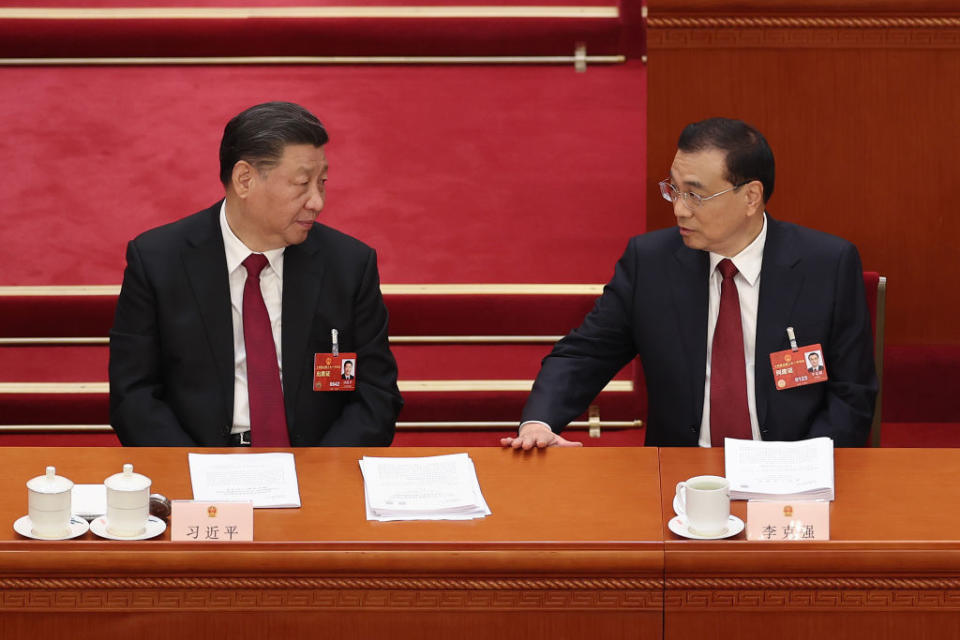 李克強（右）是中國第一位「經濟學博士總理」，主張向市場「放權」。