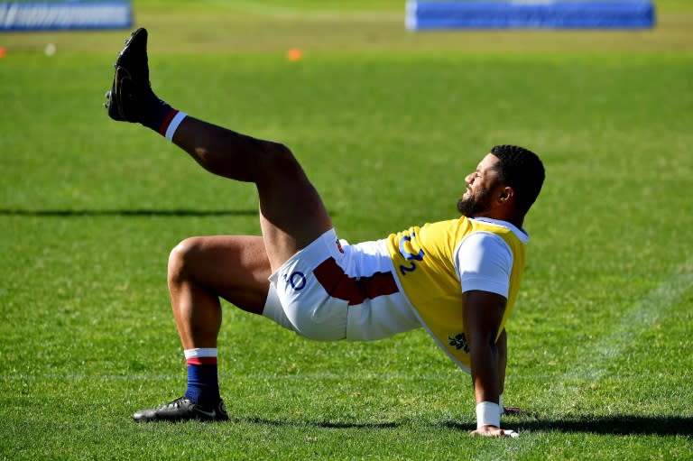 El jugador de rugby inglés Billy Vunipola calienta para un partido contra Australia el 15 de julio de 2022 en Sídney (Saeed Khan)