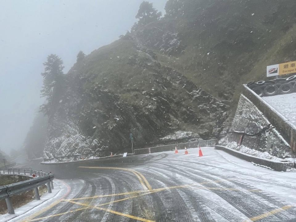 位於3000公尺以上的合歡山，今（23）天稍早終於降下雪，讓遊客驚喜連連。   圖：翻攝自公路局公路人臉書