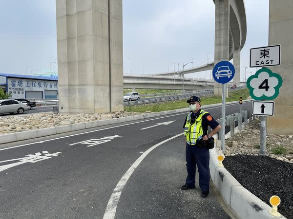 台中警方調派人力，在多處交流道口設點攔查。（圖／翻攝畫面）