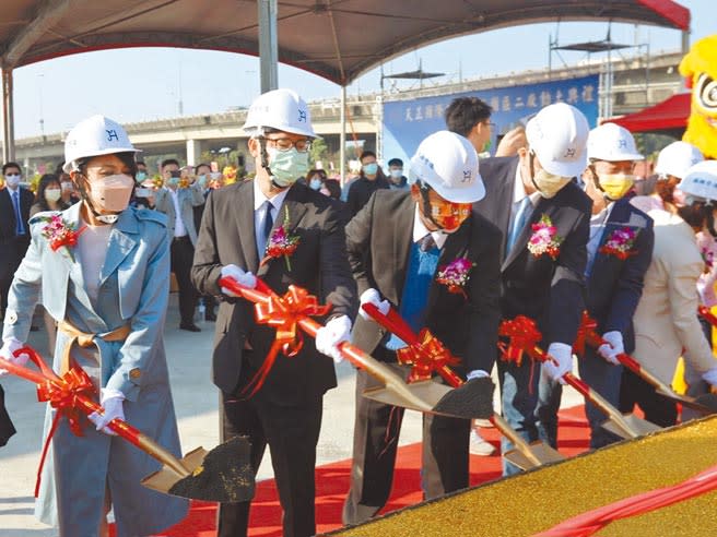 仁武產業園區獲准進駐的半導體設備大廠天正國際公司15日舉行新廠動土儀式，預計投資10億元擴建半導體及Mini LED機台產線，導入全新AI與聯網技術，可望今年底完工投產。（林雅惠攝）