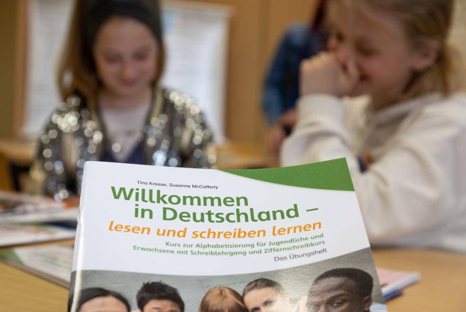 In vielen Haushalten in Deutschland wird kein oder nicht überwiegend Deutsch gesprochen. Dies stellt die Schulen vor große Herausforderungen.  - Copyright: Friso Gentsch/picture alliance via Getty Images