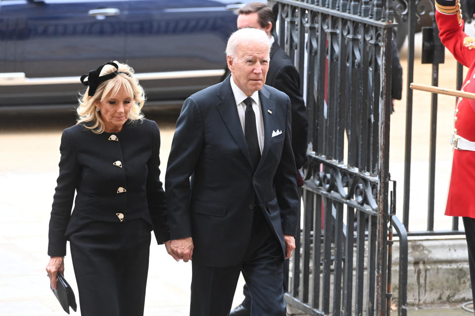 <p>Le président américain Joe Biden et son épouse, Jill, sont eux aussi arrivés à l'Abbaye de Westminster. (Geoff Pugh/Pool via REUTERS)</p> 