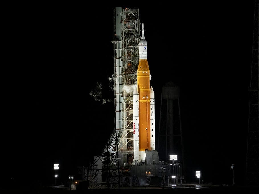 Rakieta NASA Space Launch System (SLS) ze statkiem kosmicznym Orion jest widziana na pokładzie Mobile Launch Pad na Launch Pad 39B w poniedziałek, 29 sierpnia 2022 r.