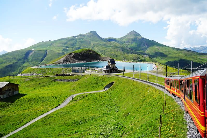 登上少女峰山頂必經的火車站～小夏戴客（Kleine Scheidegg）