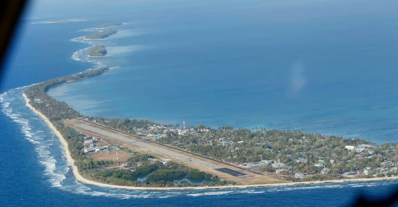 ▲南太平洋島國吐瓦魯首都富那富提遭4公尺巨浪侵襲，原定近期前往首都開議的新任國會議員坐船難以接近。（圖／美聯社／達志影像）