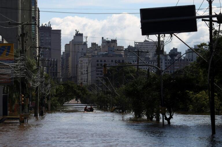 又有風暴將襲巴西南部 救援人員抓緊時間運物資