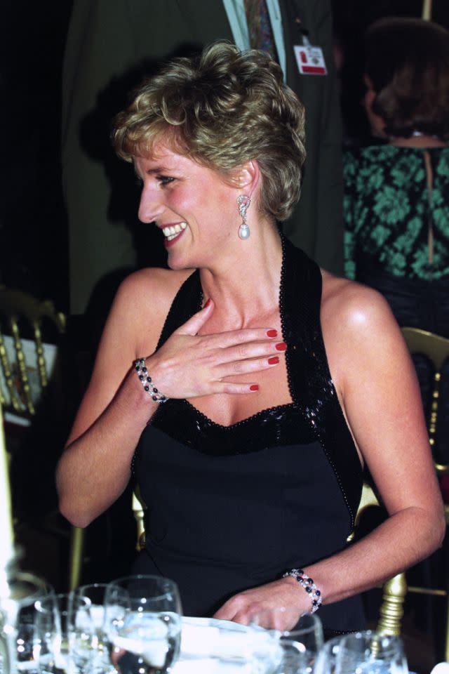 <p>Lady Diana besaß ein unsagbar seltenes Paar Ohrringe, das sie 1994 bei einem Benefiz-Dinner trug. Für den hochkarätigen Anlass wählte sie Ohrringe mit Südseeperlen. Die Perlen konnten sogar abgenommen werden, um die Ohrringe in funkelnde Stecker zu verwandeln. 1997 trug sie die Ohrstecker für eine Aufführung von „Schwanensee“. [Bild: PA] </p>