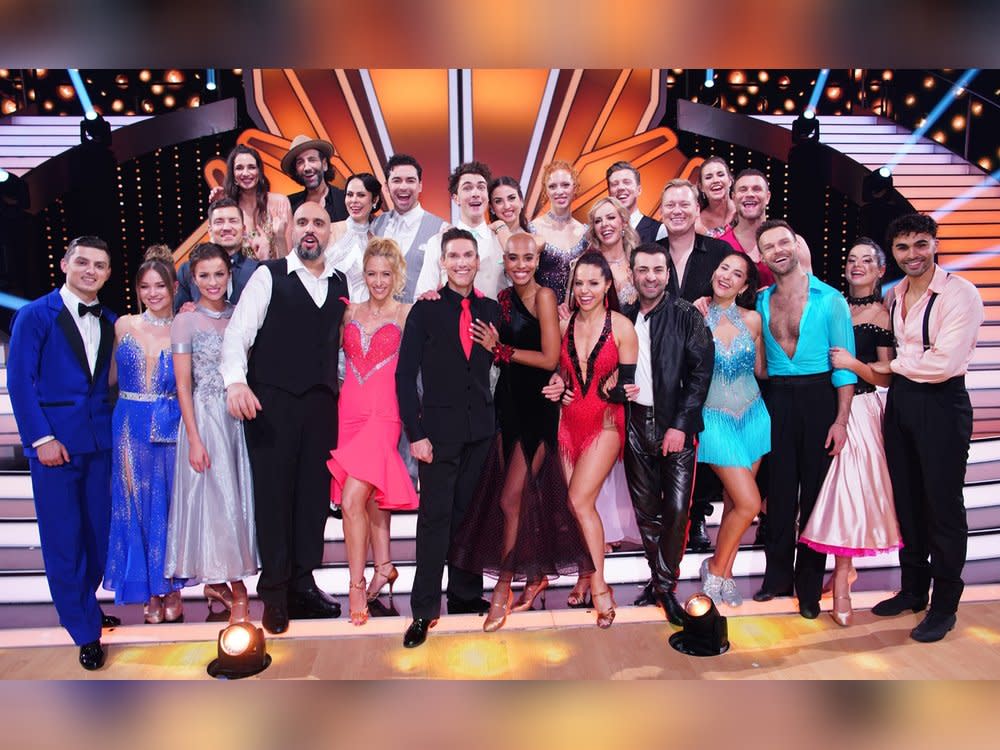 13 Promis wollen das Parkett bei "Let's Dance" mit heißen Tänzen zum Glühen bringen. Wer kann das Publikum und die Juroren überzeugen? (Bild: RTL / Stefan Gregorowius)