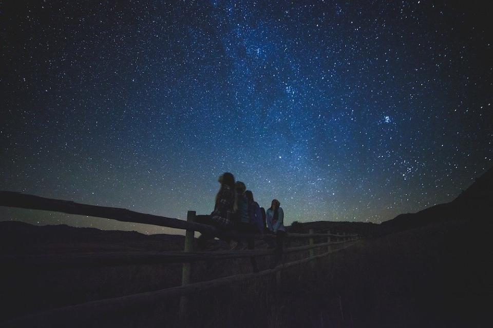 觀星（Photo Credit: Free-Photos@pixabay.com, License CC0，圖片來源：https://pixabay.com/zh/photos/stargazing-people-fence-stars-1149228/）