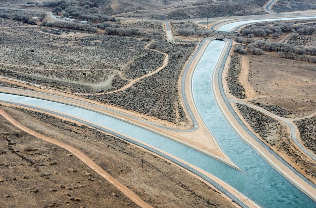 <span class="caption">The California Aqueduct, which carries water more than 400 miles south from the Sierra Nevada, splits as it enters Southern California at the border of Kern and Los Angeles counties.</span> <span class="attribution"><a class="link " href="https://pixel-ca-dwr.photoshelter.com/galleries/C0000knJL28McpOA/G0000gJKyl5gbEQU/I0000jXSI5vvAnAA/FL-Aqueduct-Y-Split-8042-jpg" rel="nofollow noopener" target="_blank" data-ylk="slk:California DWR;elm:context_link;itc:0;sec:content-canvas">California DWR</a></span>