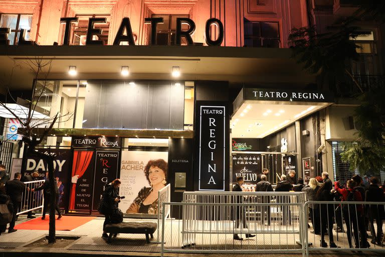 La fachada del renovado teatro Regina, sobre la avenida Santa Fe