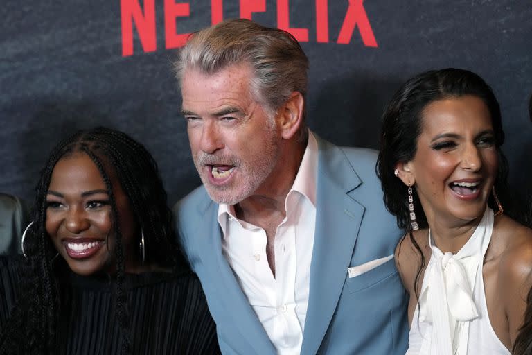 Pierce Brosnan demostró la buena química con todo el elenco que protagoniza esta nueva historia de Netflix. En la imagen, haciéndose el gracioso junto a Laci Mosley y Poorna Jagannathan 