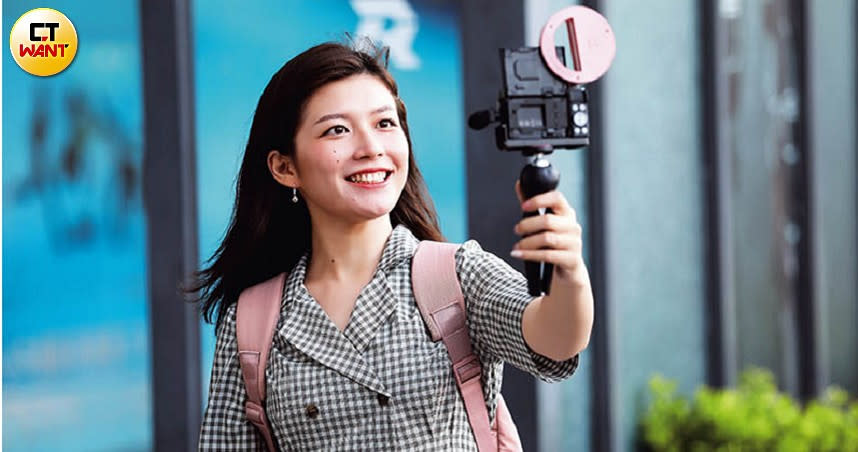 YJ頻道幾乎都是自己一人入鏡，她出門時也都是使用網美燈和相機來自拍。（攝影／王永泰）