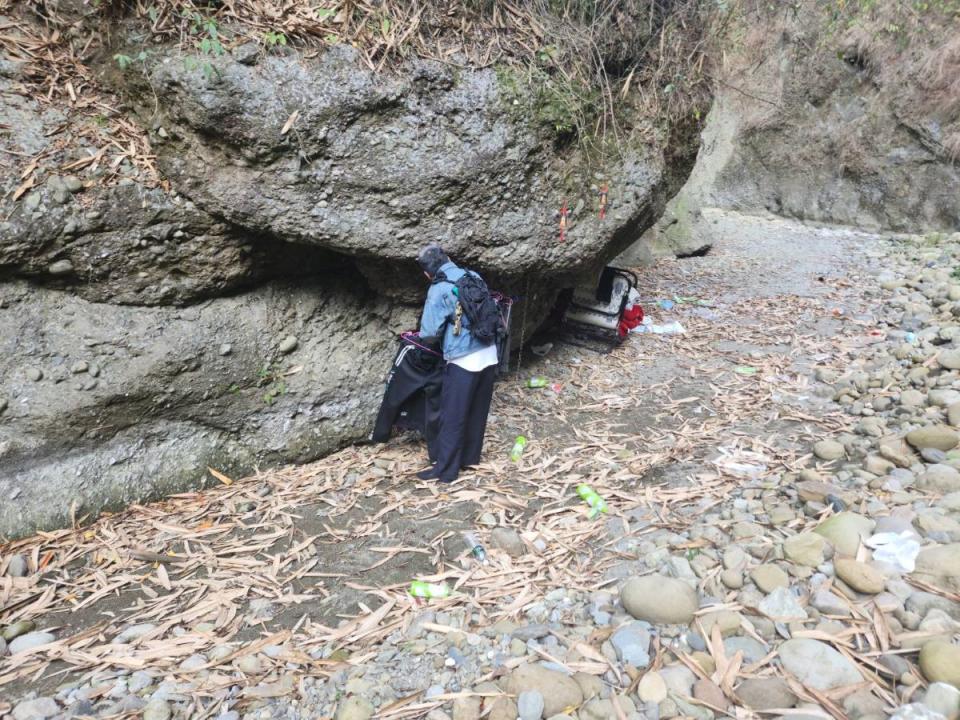 單身的劉姓男子在六龜十八羅漢山河床邊的岩洞搭床、餐風露宿，過著沒水沒電的原始生活。（圖：六龜警分局提供）