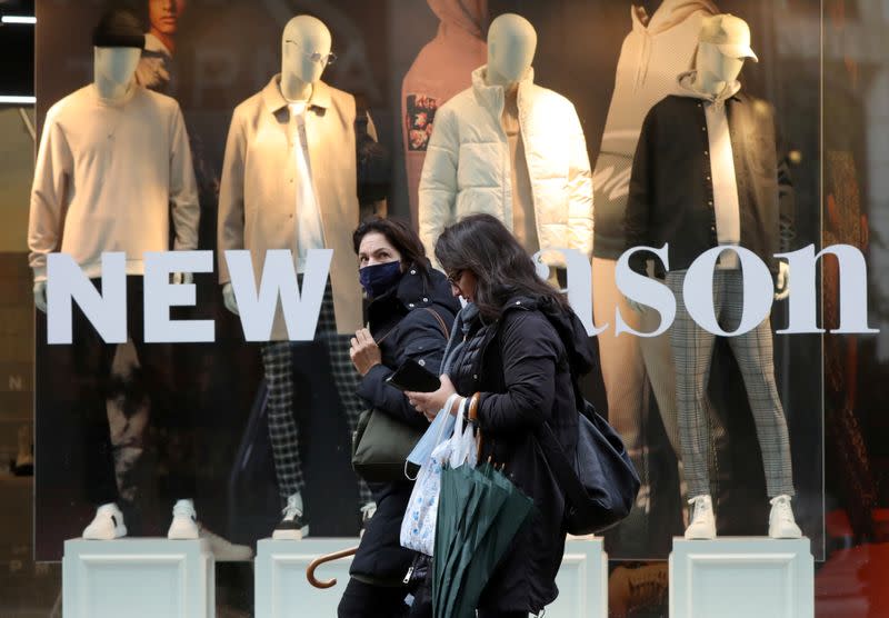 People with and without masks shop in Amsterdam