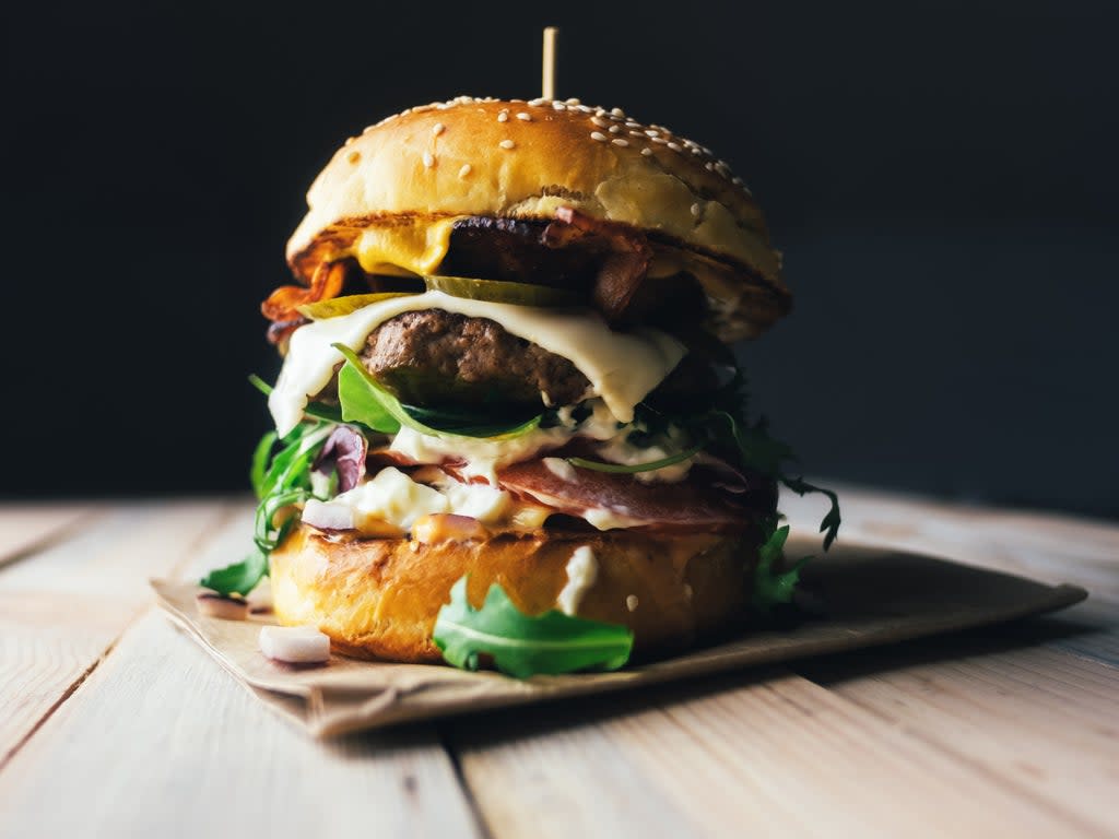 A burger on wooden table (Getty Images/iStockphoto)