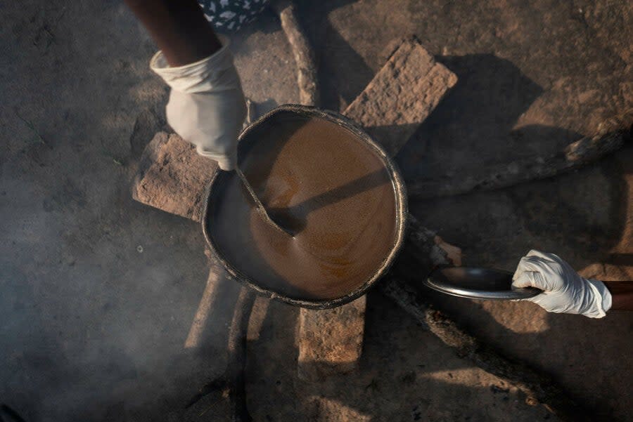 The oil mixture is heated (WFP/Arete/Fredrik Lerneryd)