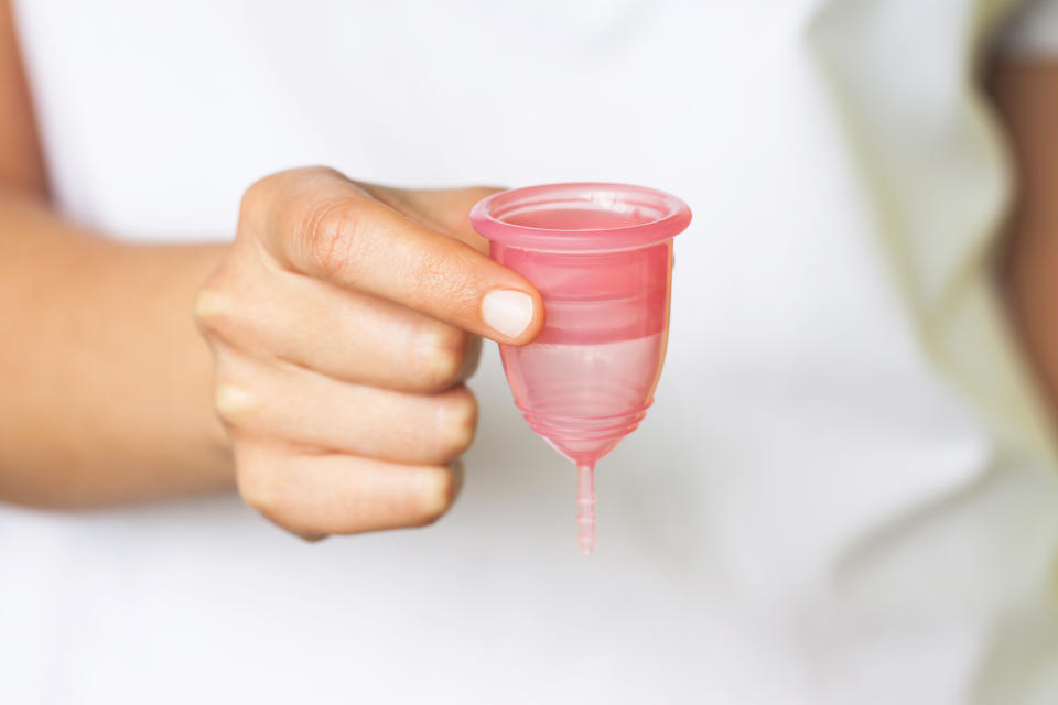 Menstruationstassen sind nachhaltig und eine gute Alternative zu Tampons oder Binden. (Bild: Getty Images)