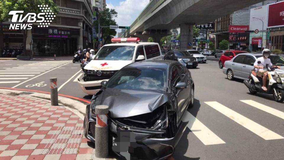 自小客車不慎撞上執勤救護車。（圖／TVBS）