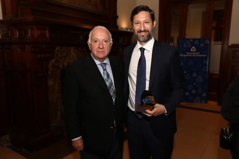 Norberto Frigerio y Francisco Seghezzo de LA NACION, en los Premios ADE al Dirigente de Empresa