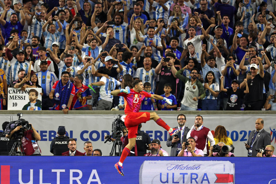 Emi Martínez played the hero for Argentina. (Charly Triballeau/AFP via Getty Images)