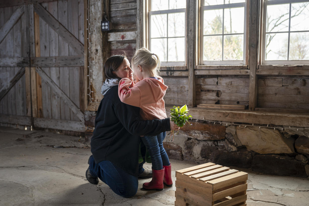 Riata Little Walker, a quien sus médicos le recomendaron interrumpir su embarazo por razones médicas, muestra un álbum de fotografías de su hija en Casper, Wyoming, el 2 de mayo de 2024. (Jimena Peck/The New York Times)