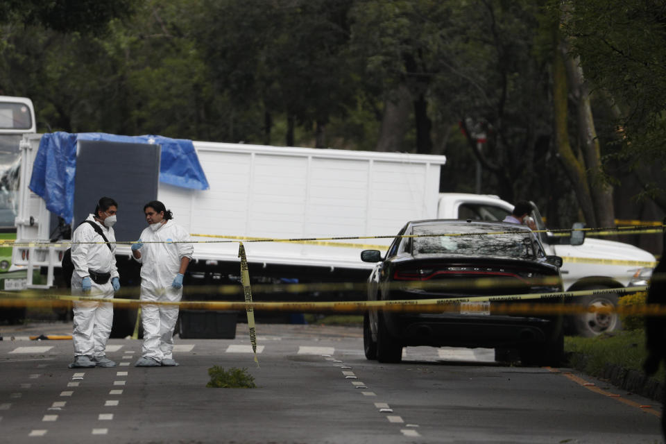 Forenses trabajan en la escena del atentado contra el Secretario de Seguridad de la CDMX. (AP Photo/Rebecca Blackwell)