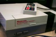 <p>Antes de hacerlo con la Game Boy, la compañía fundada por Fusajiro Yamauchi ya había conquistado la industria de los videojuegos con su mítica Nintendo Entertainment System, más conocida como NES. Esta videoconsola de 8 bits fue lanzada entre 1985 y 1987 en todo el mundo y resultó un auténtico éxito. Tal es su fama, que Nintendo lanzó una nueva versión en 2016 con un tamaño inferior, salida HDMI y 30 juegos integrados que también triunfó en el mercado. (Foto: <a rel="nofollow noopener" href="http://pixabay.com/es/nes-nintendo-entertainment-system-2649705/" target="_blank" data-ylk="slk:Pixabay;elm:context_link;itc:0;sec:content-canvas" class="link ">Pixabay</a> / RobinLe). </p>