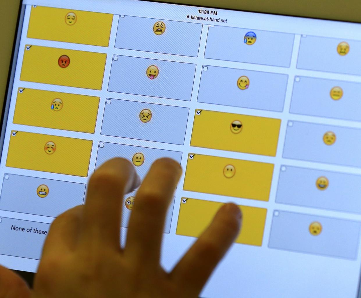 Viele Frauen lieben Emojis und Beauty-Produkte – jetzt gibt’s beides vereint. (Bild: AP Photo/Orlin Wagner)