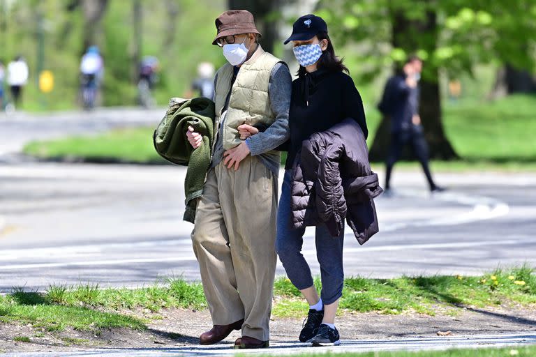 Woody Allen y Soon-Yi caminando por Nueva York