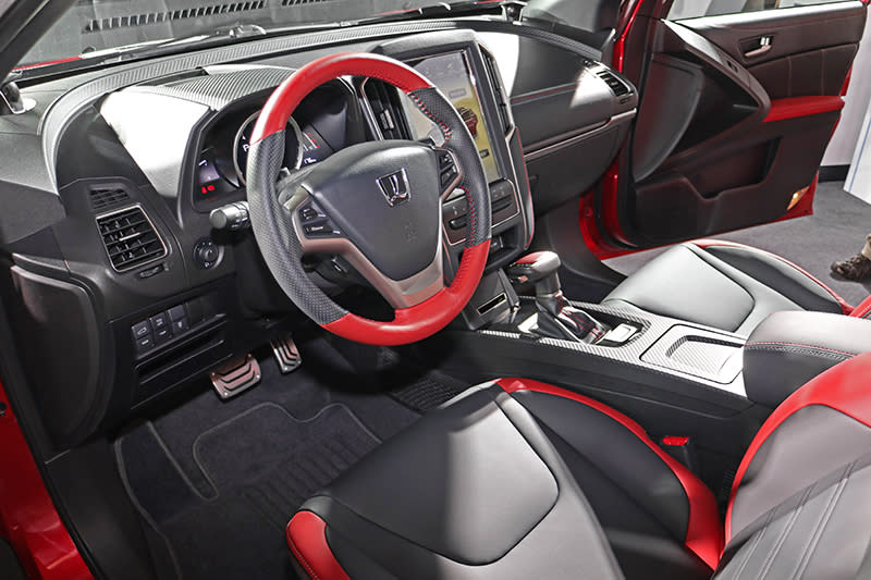 GT220的座艙以紅黑雙色鋪陳，提升動感氛圍。