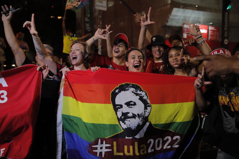 
Simpatizantes de Luiz Inácio Lula da Silva festejan mientras observan el conteo de votos de la segunda vuelta de las elecciones presidenciales en la avenida Paulista en Sao Paulo, Brasil, 30 de Octubre de 2022