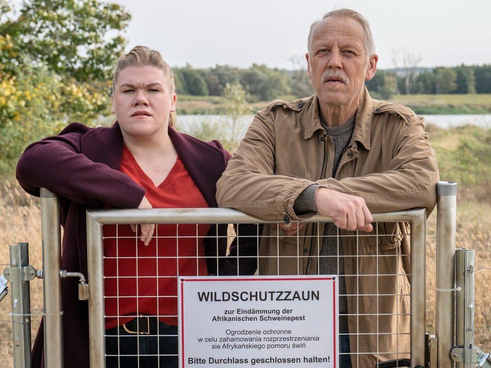 Die Ermittler Alexandra Luschke (Gisa Flake) und Karl Rogov (Frank Leo Schröder) bei ihren Ermittlungen im deutsch-polnischen Seuchen-Sperrgebiet (Bild:  rbb/Christoph Assmann)