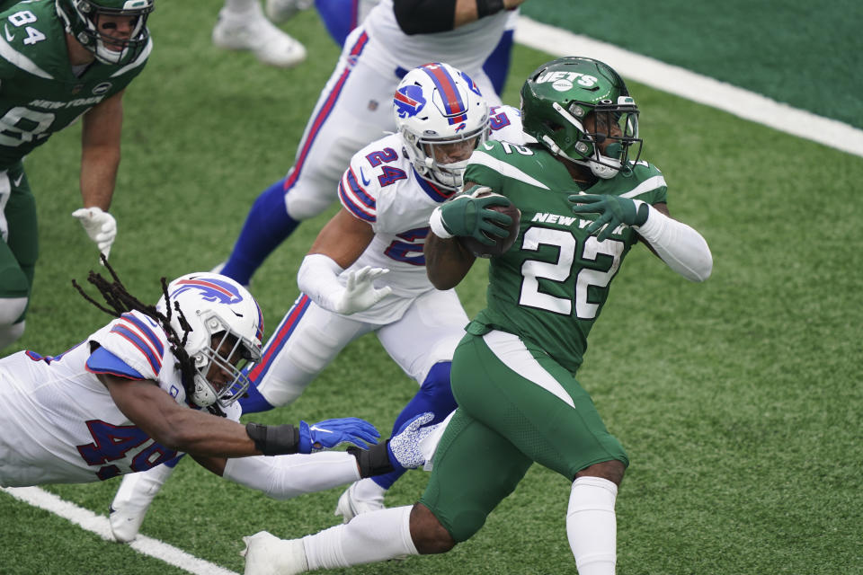 New York Jets' La'Mical Perine, right, runs the ball for a touchdown during the first half of an NFL football game against the Buffalo Bills, Sunday, Oct. 25, 2020, in East Rutherford, N.J. (AP Photo/John Minchillo)